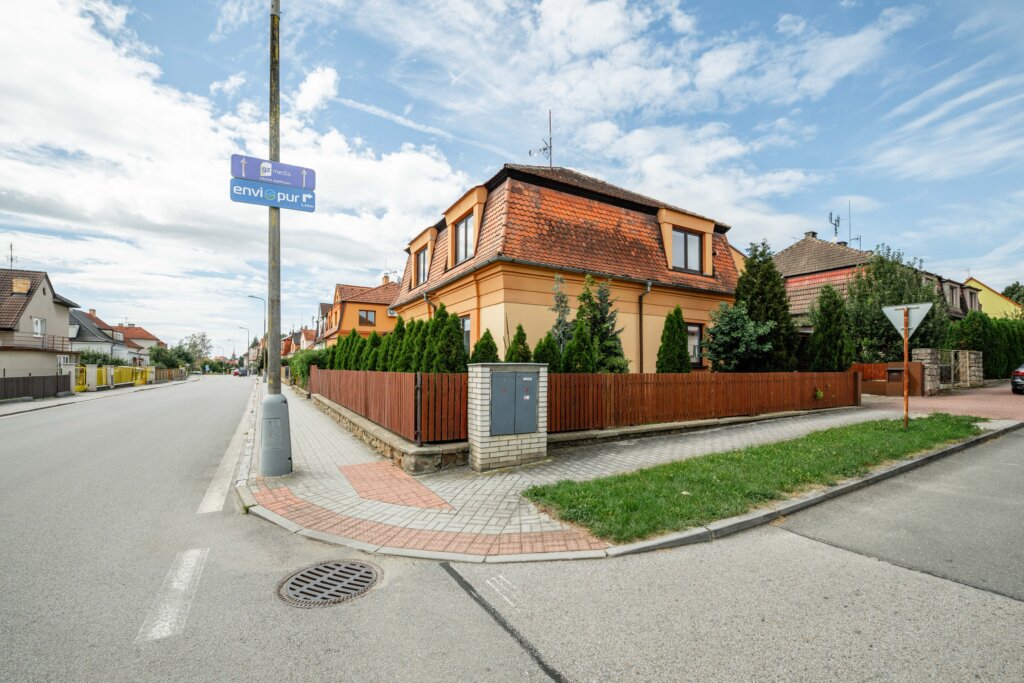 Pohled na dům z klidné ulice